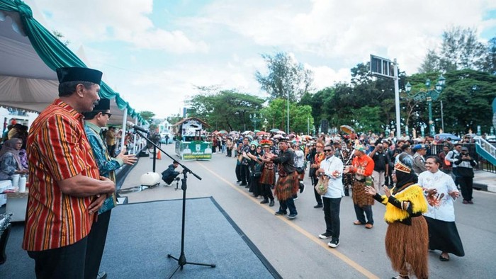 Menag Nasaruddin Umar Meyambut Pawai Kendaraan Hias Kafilah STQH 2025 di Kendari, Sulawesi Tenggara, Sabtu (11/10/2025).