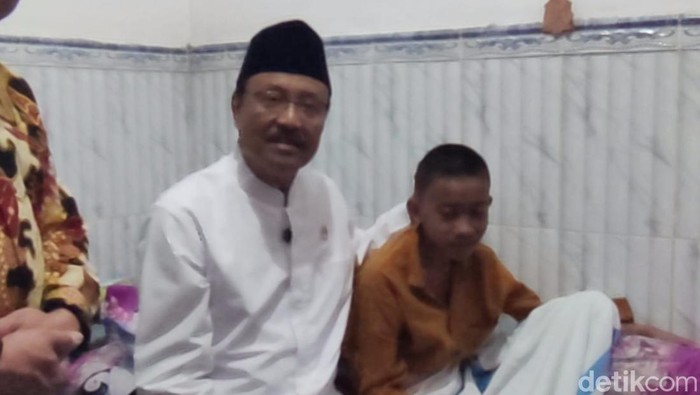 Menteri Sosial (Mensos) Saifullah Yusuf mengunjungi Syaiful Rosi Abdillah (13), santri Pondok Pesantren Al-Khoziny