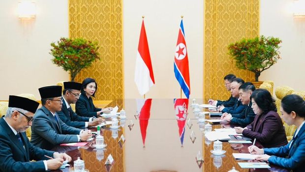 Menteri Luar Negeri Sugiono dan Menteri Luar Negeri Republik Rakyat Demokratik Korea (RRDK) atau Korea Utara, Choe Son Hui.