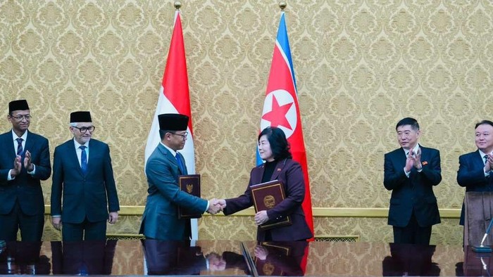 Menteri Luar Negeri Sugiono dan Menteri Luar Negeri Republik Rakyat Demokratik Korea (RRDK) atau Korea Utara, Choe Son Hui.
