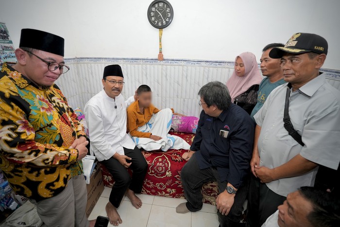 Menteri Sosial RI Saifullah Yusuf (Gus Ipul) bersama Komisi Nasional Disabilitas (KND) menjenguk santri korban runtuhnya bangunan Pondok Pesantren Al-Khoziny Buduran, di Desa Sumokali, Kecamatan Candi, Sidoarjo, Syaifur Rosi Abdillah.