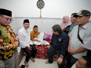 Gus Ipul Jenguk Santri Korban Ponpes Ambruk: Tak Menyerah pada Keadaan