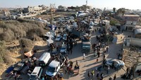Ribuan warga Palestina yang sebelumnya mengungsi ke selatan mulai berjalan pulang ke utara Gaza setelah gencatan senjata Israel–Hamas berlaku, Sabtu (11/10/2025). REUTERS/Ebrahim Hajjaj
