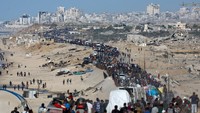 Mereka menelusuri jalan pesisir menuju Gaza City yang porak-poranda akibat serangan besar Israel beberapa hari sebelumnya. REUTERS/Ebrahim Hajjaj