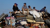 Sebagian menemukan rumahnya hancur, sementara lainnya hanya bisa membawa barang seadanya dari puing. REUTERS/Ebrahim Hajjaj