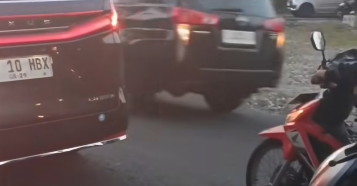 Mobil Gubernur DIY, Sri Sultan Hamengku Buwono (HB) X disalip rombongan berpengawal saat berhenti di bangjo wilayah Gunungkidul, Rabu (8/10/2025).