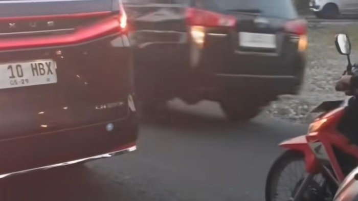 Mobil Gubernur DIY, Sri Sultan Hamengku Buwono (HB) X disalip rombongan berpengawal saat berhenti di bangjo wilayah Gunungkidul, Rabu (8/10/2025).