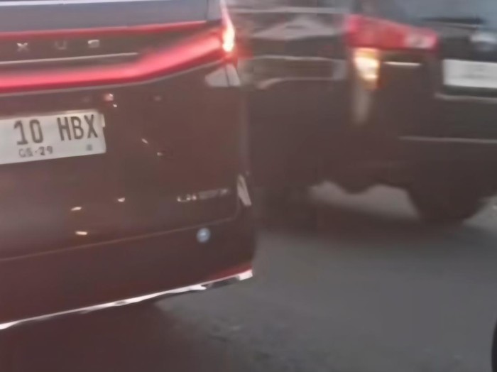 Mobil Gubernur DIY, Sri Sultan Hamengku Buwono (HB) X disalip rombongan berpengawal saat berhenti di bangjo wilayah Gunungkidul, Rabu (8/10/2025).