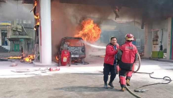 Mobil terbakar di SPBU Cimahi
