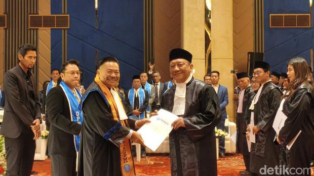 Otto Hasibuan melantik 639 calon advokat Peradi, Sabtu (11/10/2025).