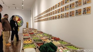 Nah, Mang Moel juga majang 41 seri Food Monster yang ditutupnya pakai kaca akrilik dengan komposisi menarik. Menu makanan ini didapatkannya saat karantina di Seoul. Foto: Tia Agnes/ detikcom