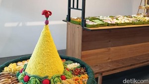 Kalau ini nasi tumpeng dengan lauk-pauk yang (tentu saja) juga terbuat dari rajutan. Foto: Tia Agnes/ detikcom