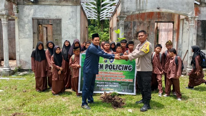 Para Bhabinkamtibmas di Kepulauan Meranti turun menghijaukan sekolah-sekolah lewat Green Policing.