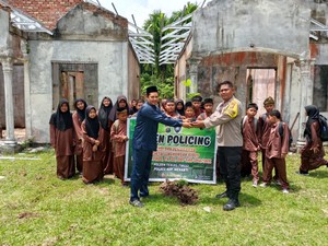 Bhabinkamtibmas di Meranti Hijaukan Sekolah Lewat Program Green Policing