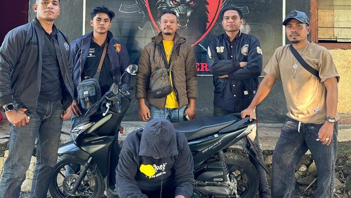 Pelaku pencurian yang mengaku sebagai polisi diamankan di Polres Manggarai Timur, Sabtu (11/10/2025). (Foto: Dok. Polres Manggarai Timur)