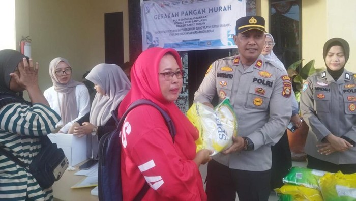 Penyaluran beras SPHP ke masyarakat Sumsel dan Babel.