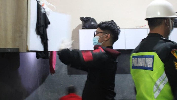 Petugas saat menggeledah Lapas Sumedang