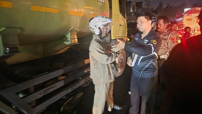 Polisi cek TKP kecelakaan maut truk tangki dan sepeda motor di Jambi