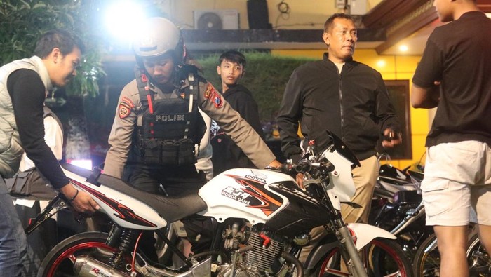 Polisi di Blitar Kota mengamankan motor saat patroli skala besar
