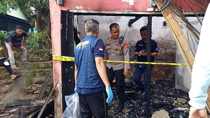 Polisi melakukan identifikasi rumah terbakar yang tewaskan penghuninya