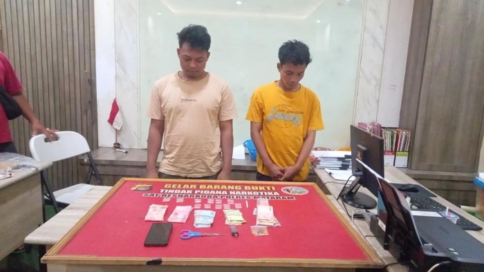 Polisi menangkap dua pengedar narkoba asal Lingkungan Karang Bagu, Kelurahan Karang Taliwang, Kecamatan Cakranegara, Mataram, NTB. (Foto: Dok. Polresta Mataram)