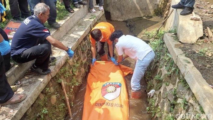 Polisi saat melakukan olah TKP penemuan jasad wanita tanpa identitas di Sukabumi