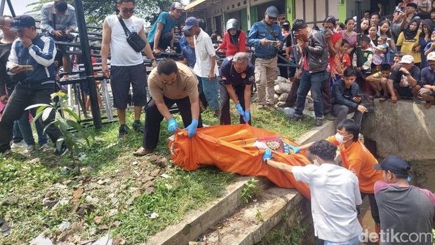 Polisi saat melakukan olah TKP penemuan jasad wanita tanpa identitas di Sukabumi