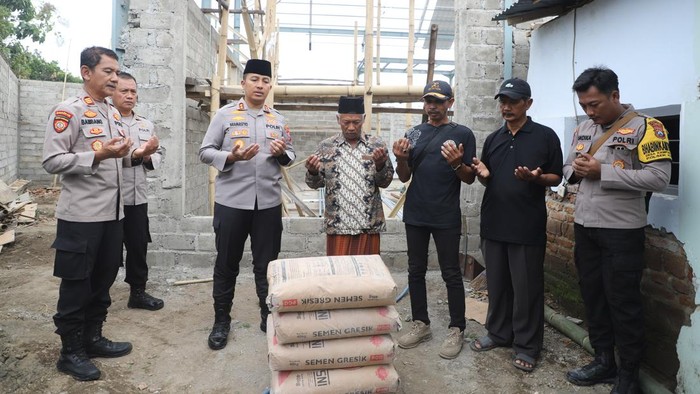 Polres Kediri menyalurkan bantuan sosial berupa material bangunan untuk mendukung pembangunan Masjid Al-Huda di Dusun Wonorejo, Desa Kampung Baru, Kecamatan Kepung.