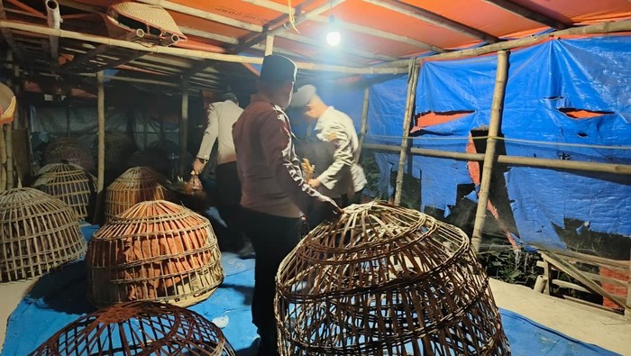 Dalam satu hari, jajaran Polres Lamongan berhasil menggagalkan dua kegiatan judi sabung ayam di dua lokasi berbeda.