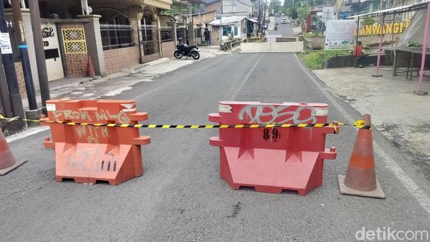 Pondasi ambrol jembatan Sonokembang-Pandanwangi ditutup total