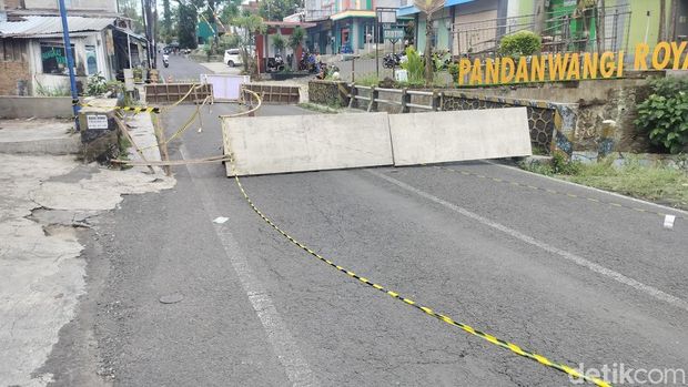 Pondasi ambrol jembatan Sonokembang-Pandanwangi ditutup total