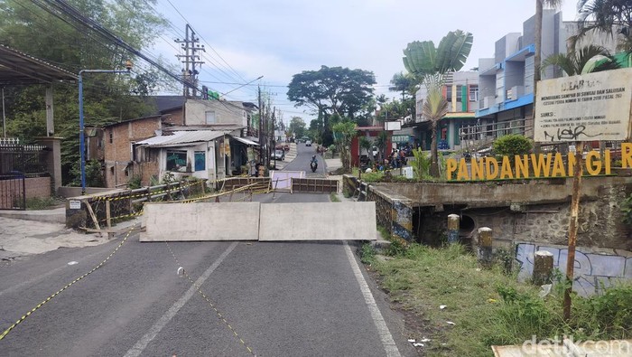 Pondasi ambrol jembatan Sonokembang-Pandanwangi ditutup total