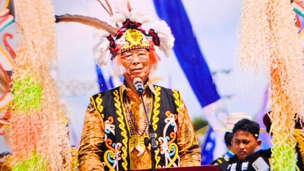 Presiden Majelis Adat Dayak Nasional, Marthin Billa saat memberikan sambutanya di Padan Liu Burung. (Oktavian Balang/detikKalimantan)