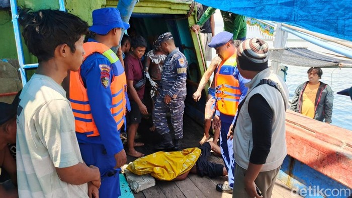 Proses evakuasi ABK kapal Anugerah Indah 18 oleh Pol Airud Banyuwangi dan TNI AL Banyuwangi di pelabuhan Muncar.