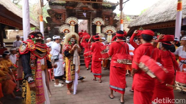 Prosesi nyenuk dalam rangkaian Karya Padudusan Agung Puri Agung Jro Kuta, Denpasar, Bali, Sabtu (11/10/2025). (Foto: Aryo Mahendro/detikBali)