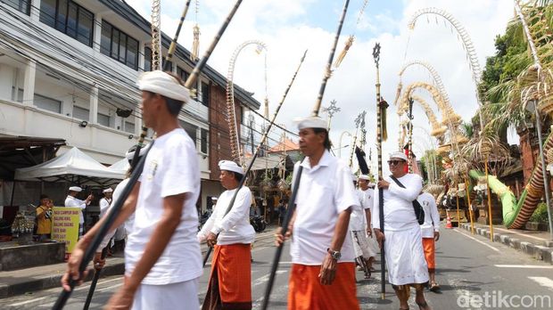 Prosesi nyenuk dalam rangkaian Karya Padudusan Agung Puri Agung Jro Kuta, Denpasar, Bali, Sabtu (11/10/2025). (Foto: Aryo Mahendro/detikBali)