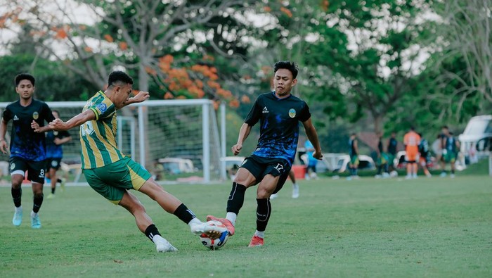 Uji coba PSIM Jogja vs PSBS Biak di Lapangan Yogyakarta Independent School (YIS), Sleman, Sabtu (11/10/2025).