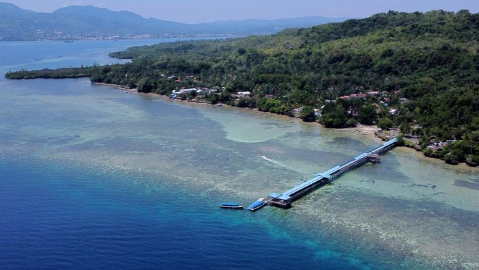 Seorang pengunjung menggunakan paddle board saat berlibur di Pulau Karampuang, Mamuju, Sulawesi Barat, Sabtu (11/10/2025). Pemerintah setempat mengembangkan objek wisata Pulau Karampuang yang marak dikunjungi wisatawan domestik dan mancanegara dengan meningkatkan fasilitas penunjang seperti penginapan, area camping, UMKM, penyewaan alat snorkeling, diving, jet ski, paddle, dan wahana permainan untuk mendongkrak perekonomian masyarakat di daerah itu. ANTARAFOTO/ Akbar Tado