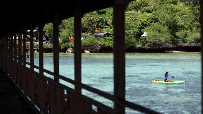 Seorang pengunjung menggunakan paddle board saat berlibur di Pulau Karampuang, Mamuju, Sulawesi Barat, Sabtu (11/10/2025). Pemerintah setempat mengembangkan objek wisata Pulau Karampuang yang marak dikunjungi wisatawan domestik dan mancanegara dengan meningkatkan fasilitas penunjang seperti penginapan, area camping, UMKM, penyewaan alat snorkeling, diving, jet ski, paddle, dan wahana permainan untuk mendongkrak perekonomian masyarakat di daerah itu. ANTARAFOTO/ Akbar Tado