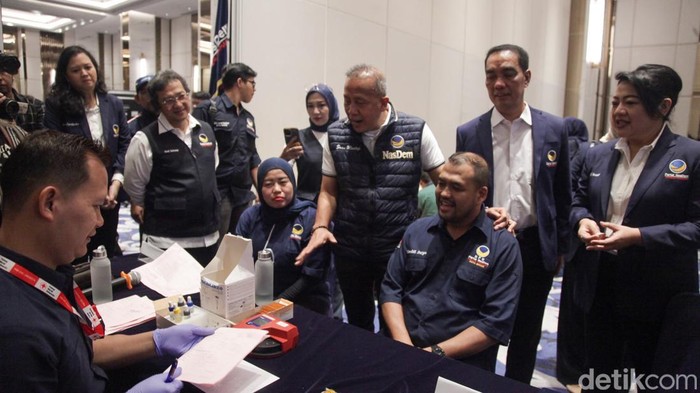 Petugas Palang Merah Indonesia (PMI) mengambil darah dari pendonor di NasDem Tower, Jakarta, Sabtu (11/10/2025).