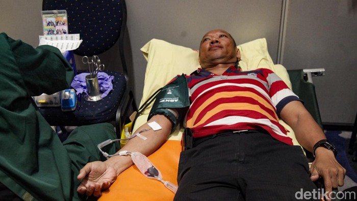 Petugas Palang Merah Indonesia (PMI) mengambil darah dari pendonor di NasDem Tower, Jakarta, Sabtu (11/10/2025).