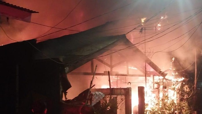 Rumah di Tanjung Priok, Jakarta Utara (Jakut) dilanda kebakaran dini hari tadi. Seorang yang sedang sakit hampir menjadi korban karena dalam posisi terkunci di kamar. (dok Istimewa)