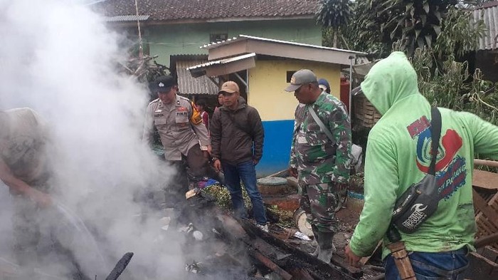 Rumah ustad di Cianjur hangus terbakar