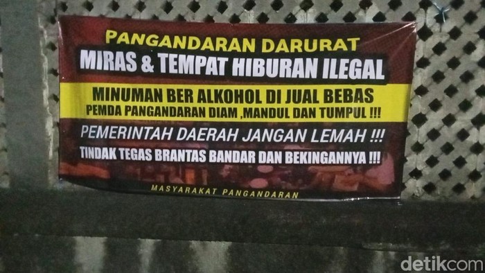 Sejumlah spanduk yang berada di beberapa titik di wilayah Pangandaran