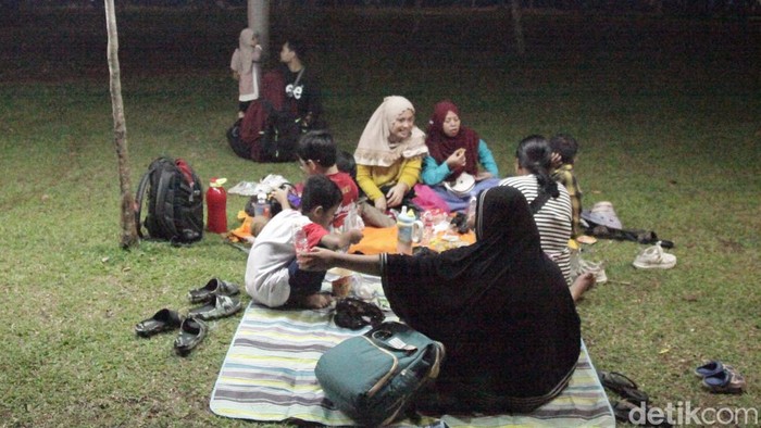 Wisatawan melihat satwa nokturnal di Taman Margasatwa Ragunan, Jakarta, Sabtu (11/10/2025) malam.
