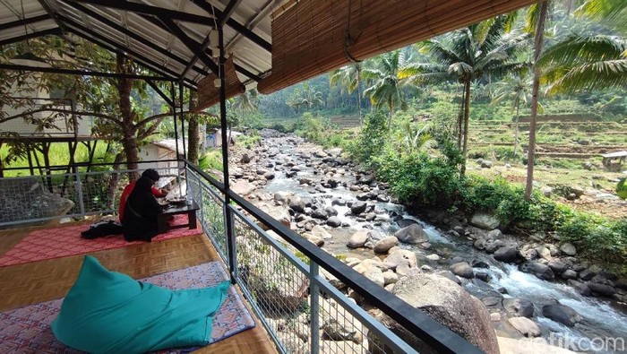 Sensasi ngopi di pinggir Sungai Ngampar Ciamis