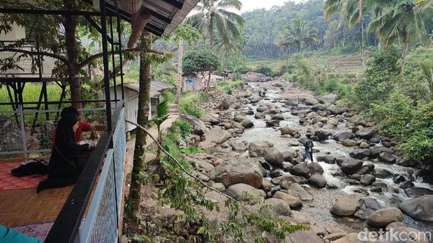 Sensasi ngopi di pinggir Sungai Ngampar Ciamis