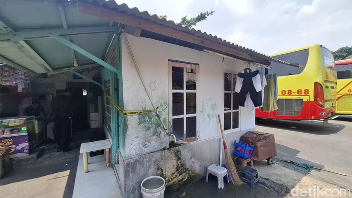 Seorang wanita berinisial H (38) ditemukan tewas bersama bayinya usai melahirkan seorang diri di Terminal Kalideres, Jakarta Barat. Korban merupakan tukang pijat bagi sopir di terminal. (B Belia/detikcom)