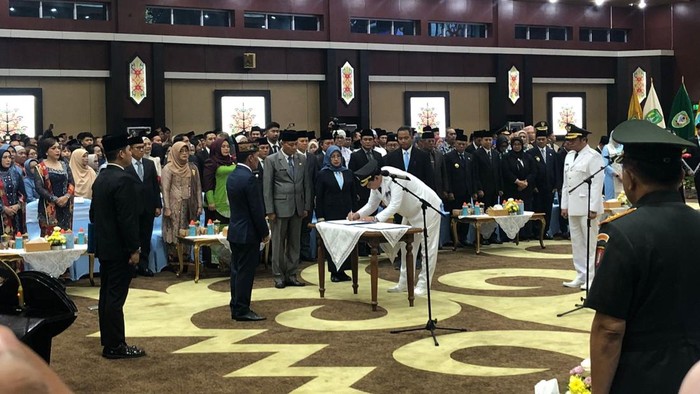 Pasangan Shalahuddin dan Felix Y Tingang resmi dilantik menjadi Bupati dan Wakil Bupati Barito Utara periode 2025-2030. Mereka berjanji segera merealisasikan program unggulan dalam 100 hari kerjanya.