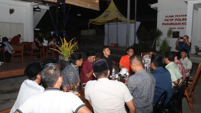 Silaturahmi Sambung Rasa Polres Pasuruan Kota dengan Paguyuban Kades di Kafe Mapolres Pasuruan Kota.